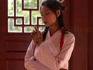 MiiTao蜜桃社 - 谁说皮衣只能霸气？在线看Lra的美图，重新认识它的温柔侧。