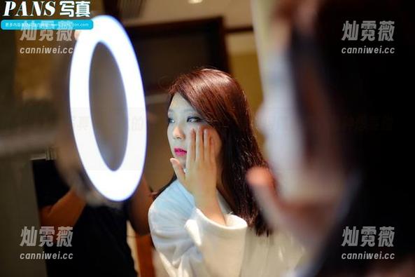 PANS写真 - 念念的最新白色写真，晶莹得像水滴，有种想要碰触的冲动。