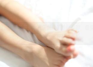 ROSI - 杨晨晨用无圣光的镜头展现了她的美脚，确实颠覆了我对“美”的固有理解。