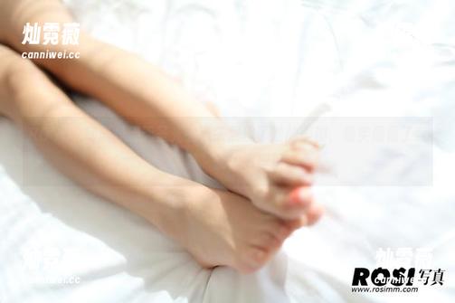 ROSI - 杨晨晨用无圣光的镜头展现了她的美脚，确实颠覆了我对“美”的固有理解。