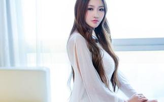 TuiGirl - 王馨瑶的泳装写真，感觉这饱满的线条在跟我私语