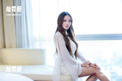 TuiGirl - 王馨瑶的泳装写真，感觉这饱满的线条在跟我私语