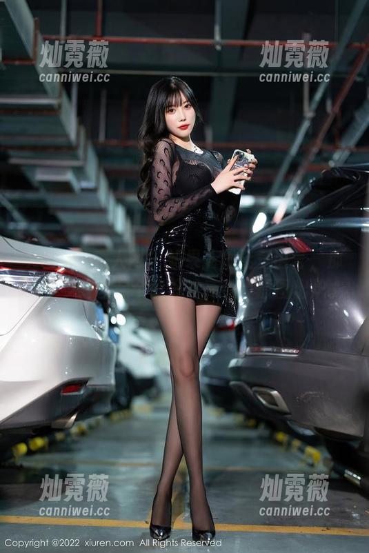Xiuren秀人网 - 如果高跟鞋是语言，那岁小岁绝对是个能侃的高手！原图出炉。