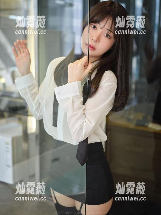 看着wuyo(우요)在定制泳装中玩水，心中不禁感慨，生活真是太有趣了。