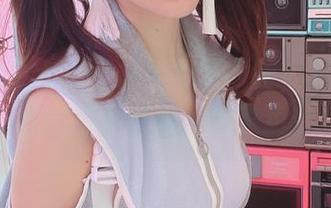 けん研(けんけん)的女友原图，画面太美我都不敢直视，真挺逗！