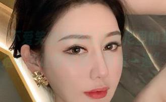 微密圈 - 不爱笑的赛琳在比基尼里的写真，下载后可能让你反复“再看一遍”。