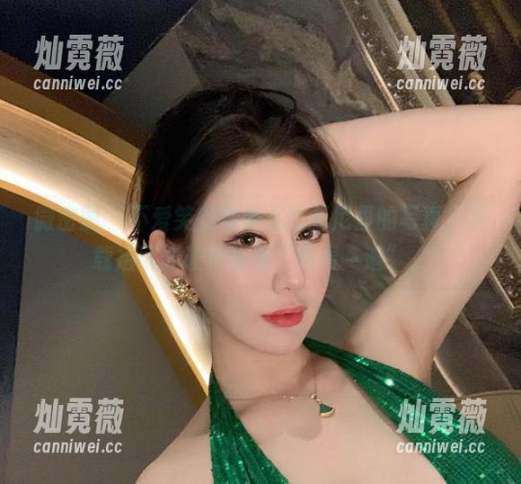 微密圈 - 不爱笑的赛琳在比基尼里的写真，下载后可能让你反复“再看一遍”。