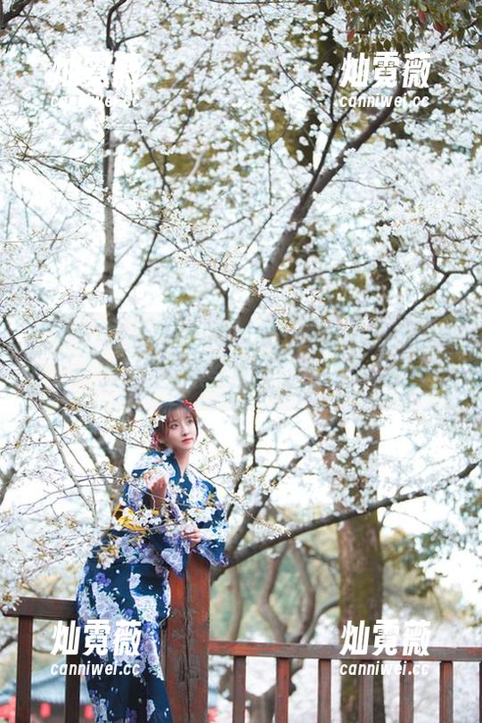 这次冬马路纱的修女cos，图集里的神情和姿势，很会挑起联想呢。