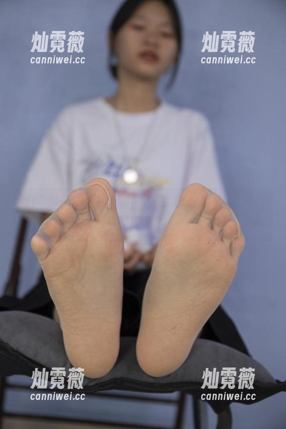 南国足艺-静儿 南国足艺 - 静儿的网袜写真:看完让我想买同款!