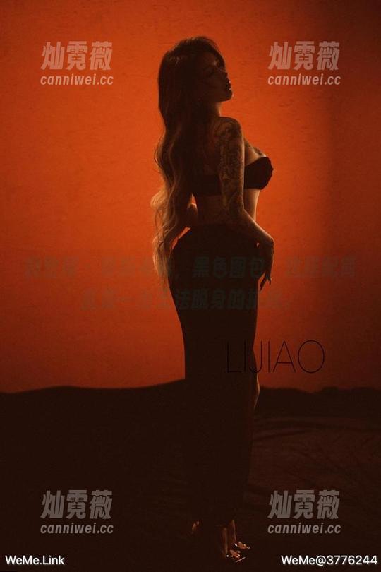 微密圈 - 奈斯希希，黑色图包，这搭配简直是一出无法脱身的挑战。