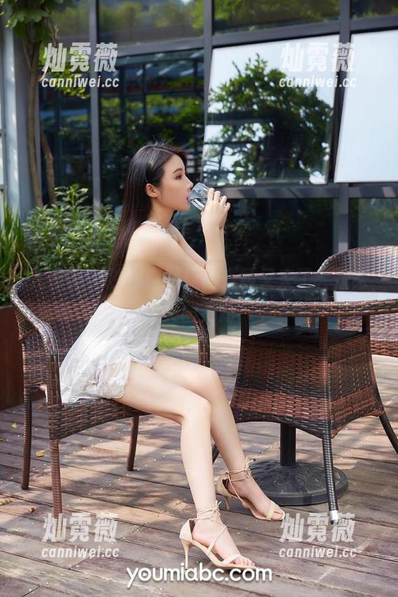 尤蜜荟 - 独特高跟！何嘉颖又来了，快来瞧美图更新！