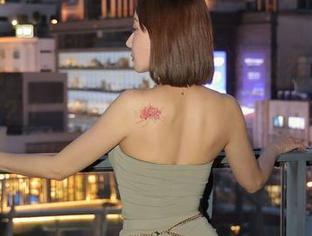 微密圈 - “果儿Victoria竟然在酒店里玩黑丝？！”这组图片，下载是对你的好奇心一点小奖赏。