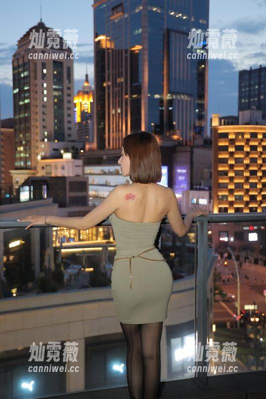 果儿Victoria 微密圈 - “果儿Victoria竟然在酒店里玩黑丝?!”这组图片,下载是对你的好奇心一点小奖赏。