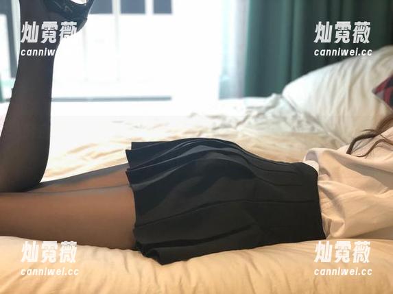 梦里一只喵 微密圈 - 泳池边的高清写真:梦里一只喵,恶搞得让人忍俊不禁。