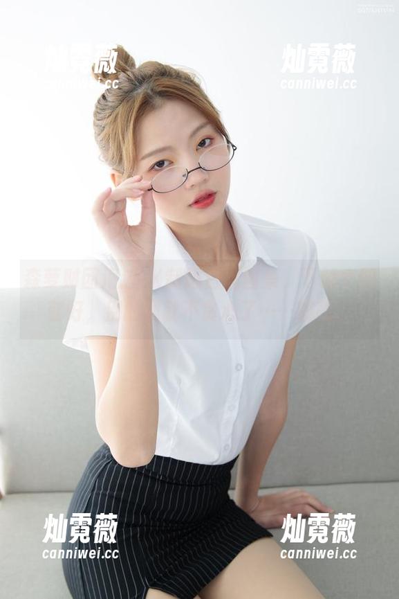 森萝财团海边JK制服白丝图集，下载个图就好，别的我就不贪心了……咳咳。