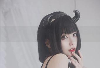 清颜颜子再度出击，把女王风范和美图玩得666