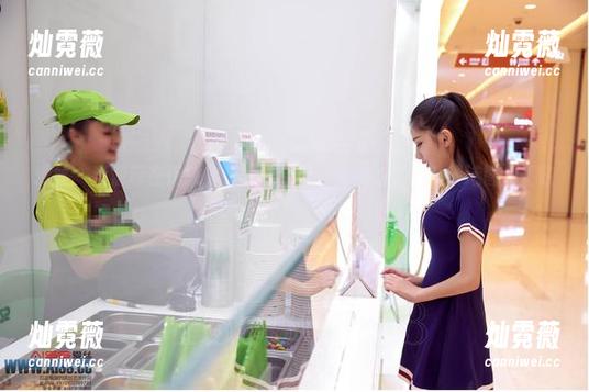爱丝 - 当索菲在街头穿行，谁还记得走路的姿势？精选图片揭晓！