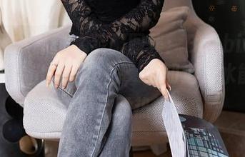秀人网 - 私拍水手服图集：Barbie可儿的一次“出海”之旅，不知道海水能不能浇灭这股热情。