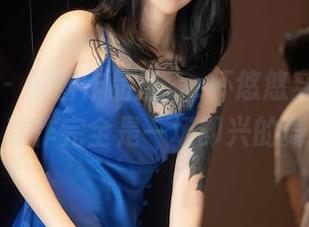 秀人网 - 原图作品里，z杯悠悠穿着连体衣，动作完全是一场即兴的舞蹈！