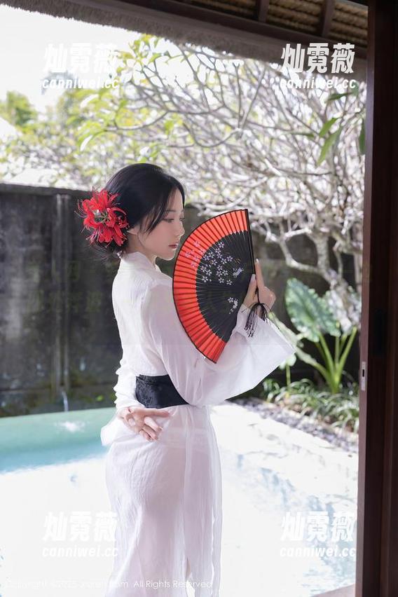 秀人网 - 安然maleah的户外写真：一边四处奔波，一边思考人生的‘偶尔之沫’。
