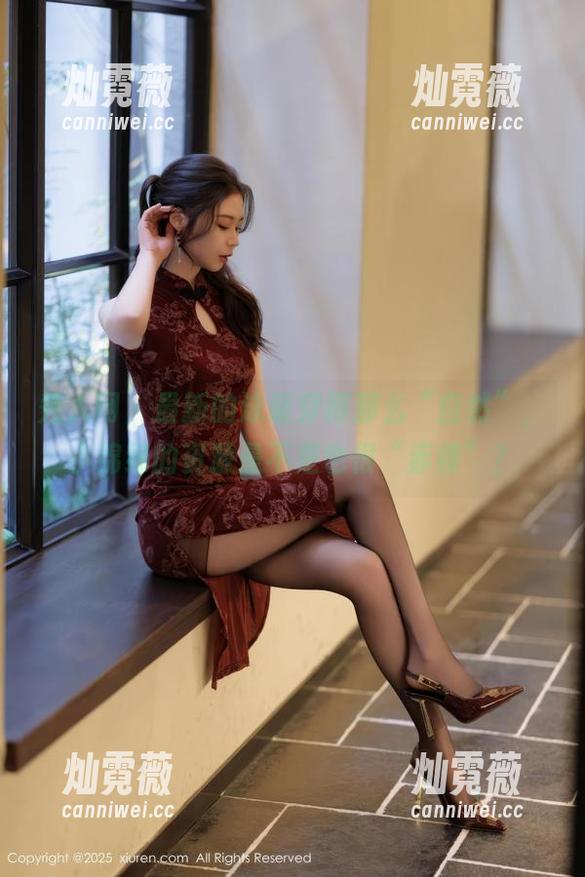 秀人网-小绵绵 秀人网 - 最新的泳装穿得那么“自然”,小绵绵的资源是不是也很“赤裸”?
