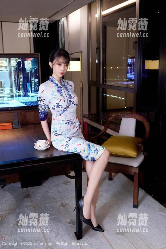 秀人网 - 把泳池搬上岸：柚柚小奶瓶的写真图集，水花四溅，美得自然！