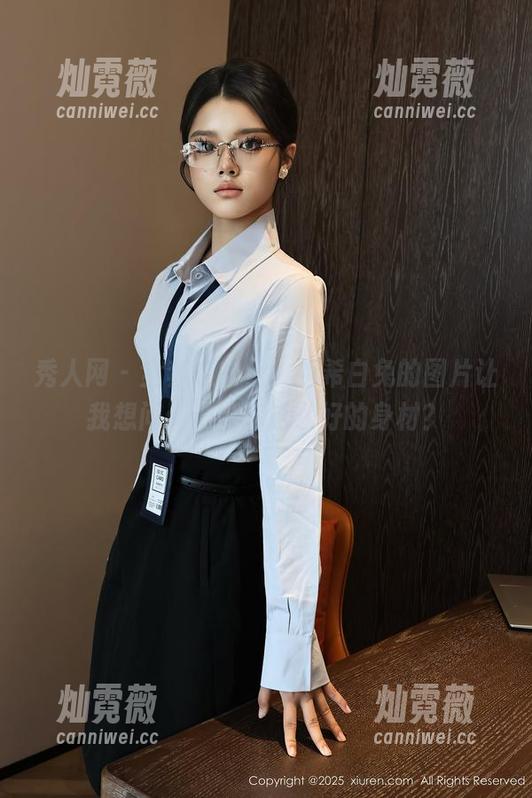 秀人网 - 全套连衣裙，西希白兔的图片让我想问：谁给你这么好的身材？