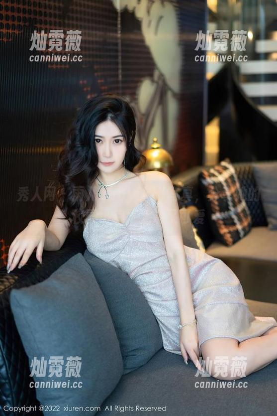 秀人网 - 雨儿baby的JK写真，分享她的校园小跑，无奈又可爱