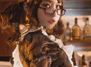你瞧！芊川一笑MNK的泳装cos，原来水波不兴间也藏着小俏皮！