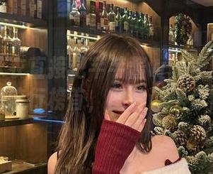 定制的泳衣直接把芊芊酱w的美貌拍成了海滩的流行榜首，图片证据你懂的！