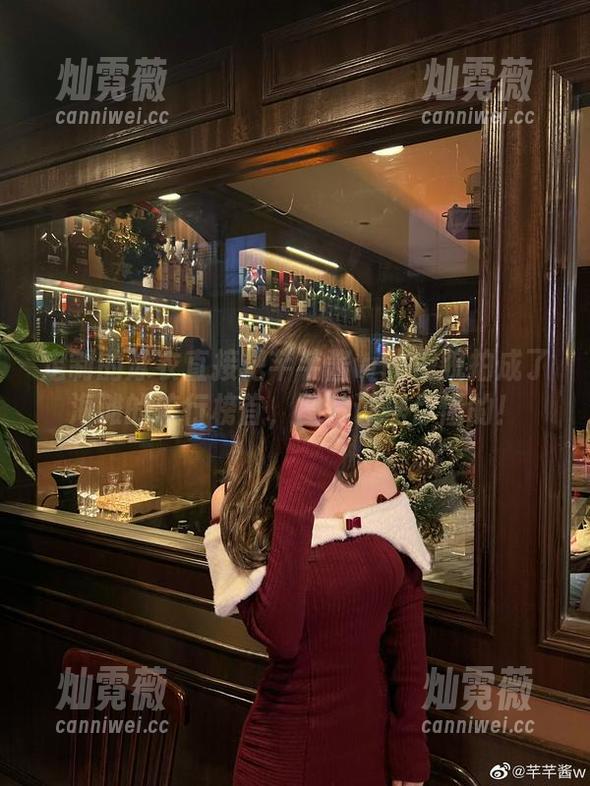 定制的泳衣直接把芊芊酱w的美貌拍成了海滩的流行榜首，图片证据你懂的！