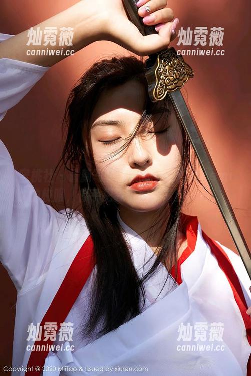 蜜桃社 - 最新写真大挑战：萌美Moemi的校服，似乎把我带回了青涩岁月。