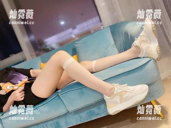 微密圈 - 当然还有你们钟爱的丝，铺在软妹小九九的作品集中，不来下载吗？