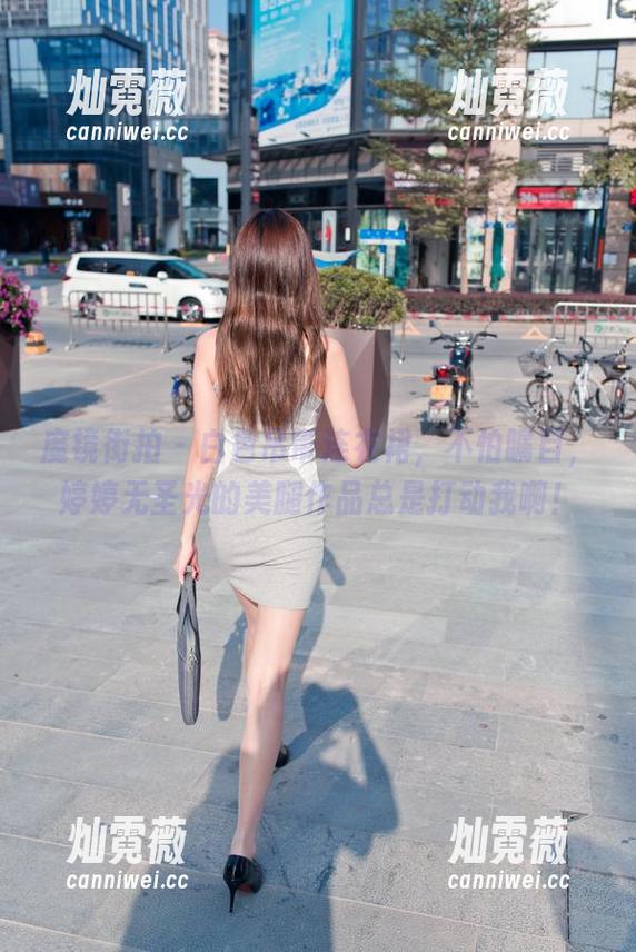 魔镜街拍 - 白色吊带连衣裙，不怕瞩目，婷婷无圣光的美腿作品总是打动我啊！