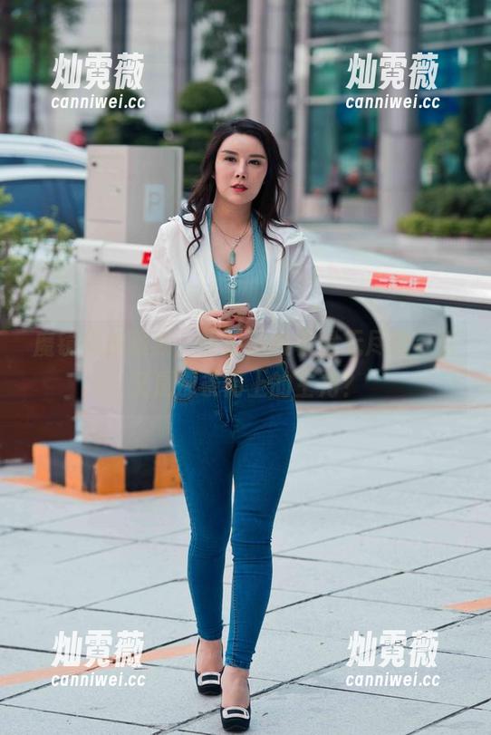 魔镜街拍最新：热裤的故事是无尽的，谁又是那条街上的主角？